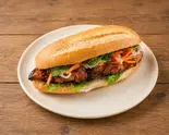 焼き豚肉入りバインミー / Bánh Mì Thịt Nướng（PHUONG MART 桃谷）