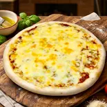 3種のたっぷりチーズの焼キーマカレーピザ（《1111円〜チーズ推しの"普通"のピザ》24-twenty four-）