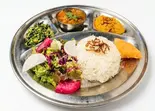 ベジミールズ(豆カレー、野菜カレー、おかず一種、バスマティライス、サラダ、パパダン)（MEALS＆ROTTI by PAHANA）