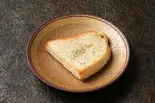焙じ茶を練り込んだ自家製フォッカッチャ（ラトリエ）