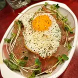 生ハムと目玉焼きのグリーンサラダ（Kitchen＆bar いのせんと）