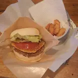 【当店人気No.1】 黒こしょうばーがー+ポテト(米粉パンのえふぉ〜と)