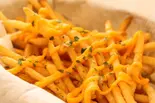 フライドポテト塩味のチーズソース添え（TAVETALINA）