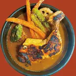パリパリスパイシーチキンスープカレー Paripari Spicy chicken soup curry ナンorライス付（JUNTARA CURRY）