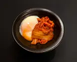 温玉韓国キムチ Kimchi with Soft-Boiled Egg（【和冷麺】虎徹 ー KOTETSU ー 名楽町店）