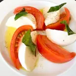 トマトとモッツァレラのカプレーゼ(TAK CAFE SAGAMIOTSUKA)