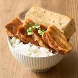 染み豆腐豚角煮丼 Soaked Tofu Kakuni Rice Bowl（トロじゅわ煮込食堂 豚角丸 糀谷）