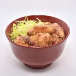 ヤムニョムチキン丼（揚げ物と丼の上成）