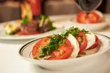 モッツァレラチーズとフレッシュトマトバジルペースト添え（ウルフギャング・ステーキハウス 大阪店）