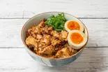 牛鶏豚の魯肉飯(味玉つき)(東京スタイル鶏らーめん ど・みそ鶏)