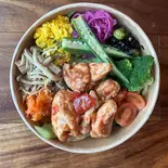【人気No.3】野菜デリ5種と国産鶏ももトマト麹サラダボウル（【サラダ＆デリ】腸活カフェ BI:CHO）
