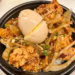 若鶏唐揚げ丼 味玉付（揚げ物屋むぅ）