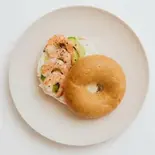 えびアボサワーベーグル（YOGI GREEK ＆ ACAI 名古屋大須店）