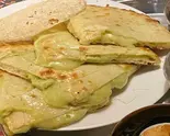 Horensho cheese naan ほうれん草チーズナン(Fishtail Restaurant &Bar)