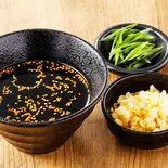 追加ラー油つけつゆ(揚げ玉つき)（太くて硬い蕎麦を、ワシガシ食べる！新感覚！ラー油つけ蕎麦 土佐堀佐々木）