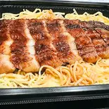 うなぎ丼 (メガ盛りではございません)（カラオケ歌居屋）