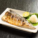 料理人が火を入れるサバの塩焼き(四季旬彩 料理人が魅せる神田和食店 桃源郷)