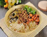 榨菜肉丝米线  ザーサイロースライスヌードル（湘味食府）