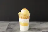 白桃ミルクアイスパフェ(300ml)	White Peach Milk Ice Parfait（パフェBar「YORUYORU」 南6条西）