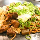 牛すじ月見焼きそば（お好み焼き 鉄板焼 満まん）
