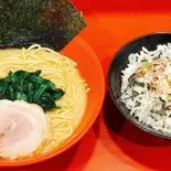 ラーメン + 赤家ライス(横浜家系ラーメン赤家 梅島店)
