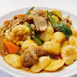 スペアリブとジャガイモの大連風煮込み（串門‐創作中国料理）