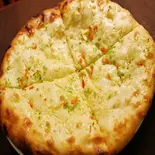 【大人気】ガーリックチーズナン Garlic Cheese Naan（ニューブッダキッチン桑津店 Buddha Kitchen Kuwazu）
