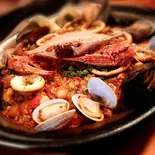 渡り蟹と魚介のパエリヤ(二人前)（スペインバル ラ・ピカーダ・デ・トレス Spain Bar La Picada de tres）