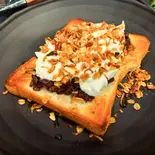 自家製あんこ、無添加生クリームAdzuki bean, additive-free whipped cream（Shark Fellows Coffee）