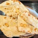ガーリックナン Garlic nan（アジアン料理エバーグリーン）