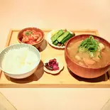 豚汁付きおばんざい弁当（梅と蜂）
