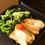 Chicken Breast ＆ Broccoli 100 gram   鶏むね肉とブロッコリー(100グラム)（アダルサ 新丸子店）
