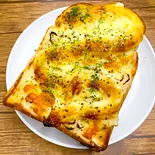 オニオンチーズトースト（軽食とデザート。Cafe Karanos[カラノス]）