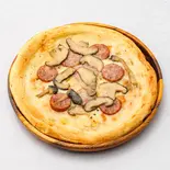 きのことソーセージのピザ【単品】（HIBANA Cafe＆Bar）