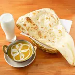 キーマカレーとナンとドリンク(ラッシー) - Keema Curry and Naan with Drink (Lassi) (Indian Curry)（ニュー マリカ）