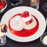 コトブキ園長寿卵使用こだわりの国産いちごスフレパンケーキ（Cafe do paris）