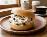 レーズン＆濃厚クリームチーズのベーグルサンド Raisin ＆ cream cheese bagel sandwich（【ニューヨーカーズベーグル】BB Monster）