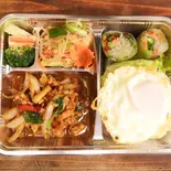 鶏のバジル炒め目玉焼き付き弁当 (カパオライス弁当)กระเพราไก่ไข่ดาวเบนโตะ（プロォーイタイ料理）
