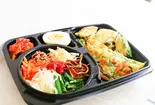 チヂミとビビンバ弁当(韓国料理たっちゃん)