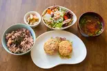 国産大豆の手作り豆コロッケと玄米おにぎりサラダセット(cafeStayHappy)