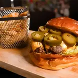 チェダーハラペーニョバーガー Spicy Beef Burger(Stickers)