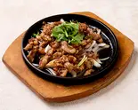 鉄板ラム肉のクミン炒め(【餃子×四川料理専門店】餃子麻辣酒場 新橋駅前店)