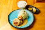 ポークハンバーグ弁当(わさびクリームソースカマンベールチーズのせ)（花ひらく）
