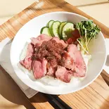 【当店人気No.3】柔らかオージーローストビーフ丼+気まぐれスープ付き（ツナグカフェ TSUNAGU）