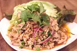 ลาบไก่ イサーン地方鶏挽肉辛すっぱサラダ Isan-Style Spicy Minced Chicken Salad（バンコク ピーナッツ食堂）