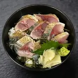 炙りシメサバ丼 / Seared Mackerel Rice Bowl（【海鮮丼×焼肉弁当】よろず屋）