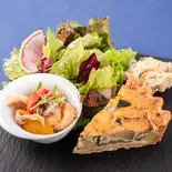 手作り生地の野菜たっぷりキッシュプレート（ベル・ターブル）