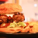 GRILLED CHICKEN BURGER (CHICKEN,BBQ SAUCE) / グリルドチキンバーガー（ハンバーガー＆ジャンクフード THE SPRINGFIELD）