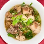豚肉煮込みラーメン（【本場タイ×欧風アジアンのスパイシーキッチン】BURMIX）