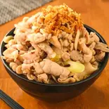 オニオンガーリック焼き豚丼肉大盛 (お肉400g) Onion Garlic Grilled Pork Rice Bowl (L, 400g Meat)（激盛り豚丼 メガトン 江古田店）